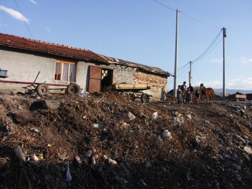 Rómské předměstí stojí na odpadcích.
