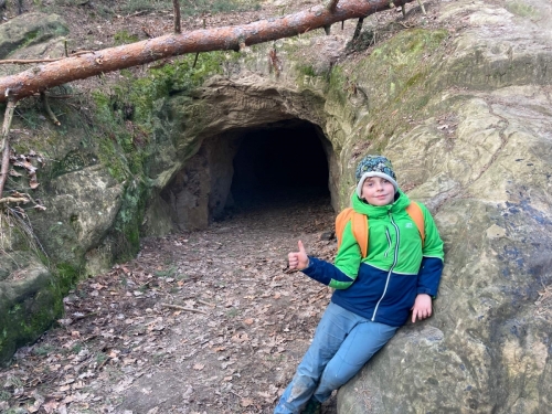 Cestou jsme prolezli umělou pískovcovou jeskyni.