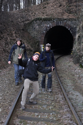 Po značkách nás brzy omrzelo chodit a tunelem je to rozhodně zajímavější. Vlak bohužel nejel.