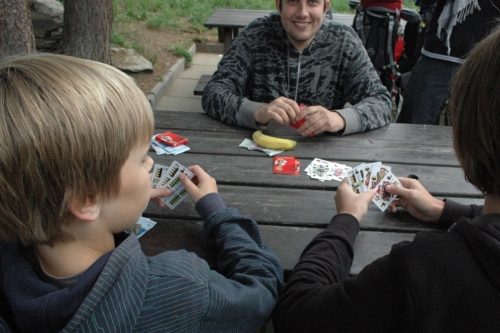 chlapci hrají poker